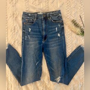 High-rise ripped woman’s jeans!